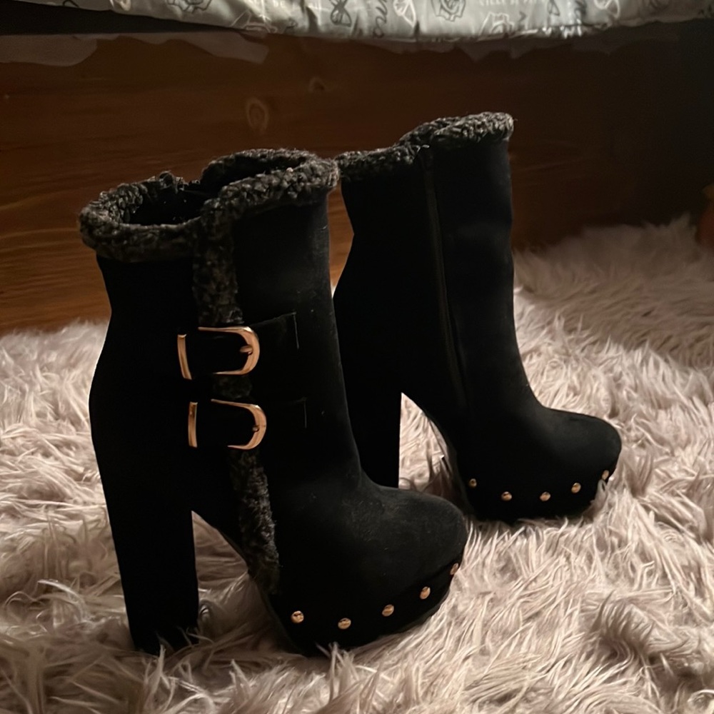 Take a walk on the wild side with these Shoe-dazzle platform sued ankle boots